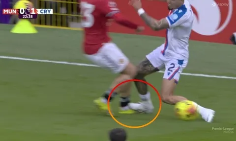 Cú giẫm chân tiễn Shaw rời sân ngay lập tức