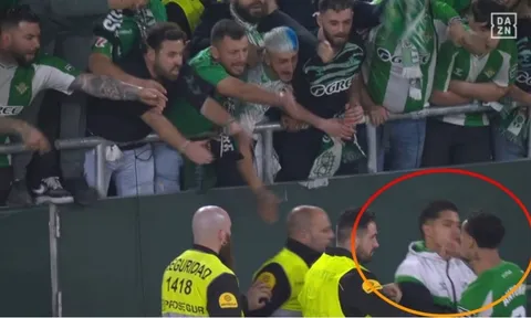 Antony gây gổ với chính CĐV Betis