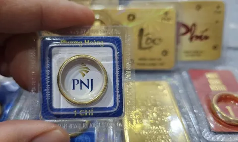 Giá vàng trên thị trường hơn 18 triệu đồng/chỉ, vì sao nhiều người mua được với giá hơn 17 triệu đồng/chỉ?