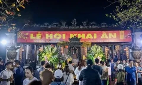 Người dân thức trắng đêm, đội mưa chờ xin ấn Đền Trần