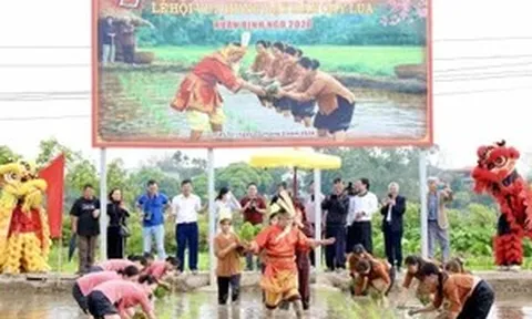 Tái hiện Lễ hội Vua Hùng dạy dân cấy lúa ở Phú Thọ