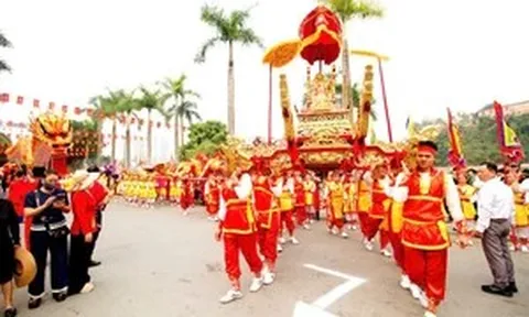 Hàng vạn người dân, du khách chiêm bái Lễ rước kiệu Đền Thượng 2026