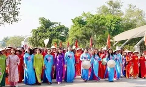 Hơn 600 đại biểu phụ nữ Điện Biên tham gia vòng xòe đoàn kết