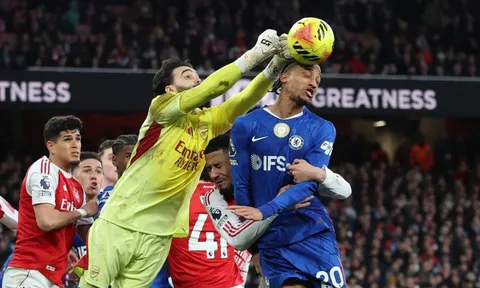 Premier League biến vòng cấm thành 'sàn đấu vật'?