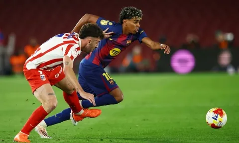 Yamal bỏ thẳng vào phòng thay đồ dù Barca được vỗ tay