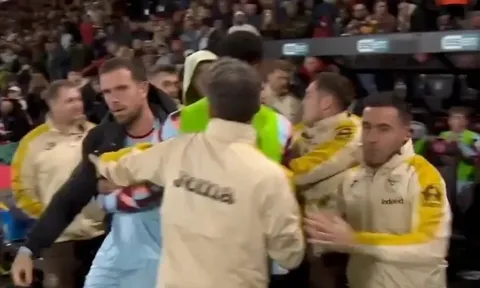 Henderson bất ngờ mất kiểm soát hành vi sau trận