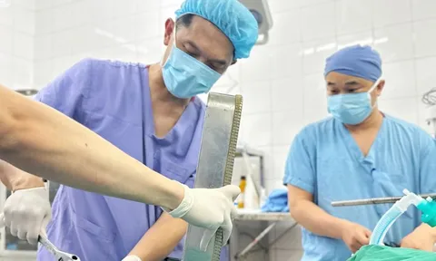 Vác cả máy xay thịt đến bệnh viện cầu cứu sau tai nạn kinh hoàng 0