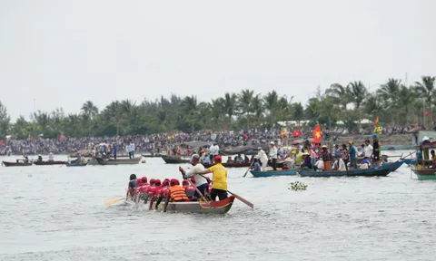 Sôi động hội đua thuyền ở Đà Nẵng, hội vật làng Sình ở Huế