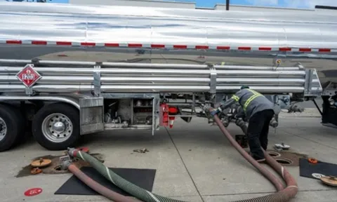 Tháo chạy khỏi làn sóng AI giữa nỗi lo lạm phát giá dầu