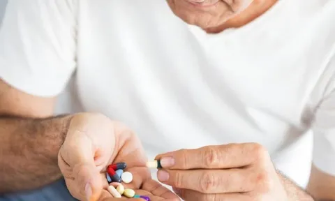 Tự ý dùng thuốc giảm đau kéo dài, cụ ông rơi vào nguy kịch 0