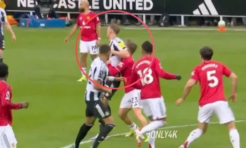 Trung vệ Newcastle gây phẫn nộ