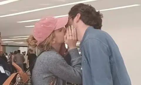 Emma Watson đựợc bắt gặp công khai 'khoá môi' bạn trai tỷ phú