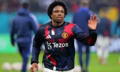 Malacia thành 'vật tế thần' sau bàn thắng quyết định của Newcastle