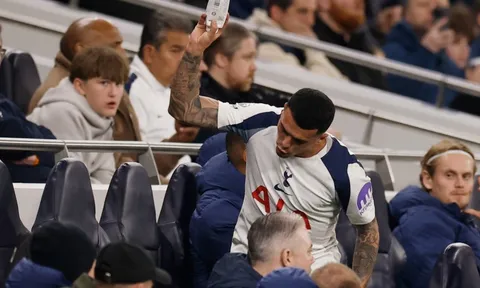 Cầu thủ Tottenham hành động gây phẫn nộ