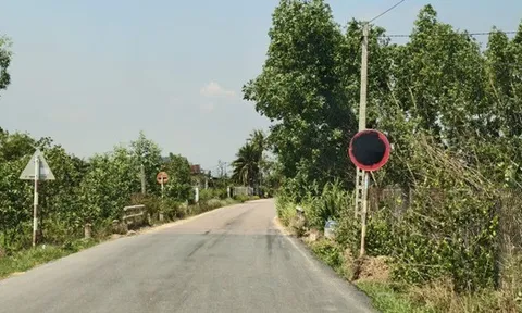 Khó hiểu biển báo tải trọng liên tục bị bôi đen trên tuyến đường phục vụ sân bay Phù Cát