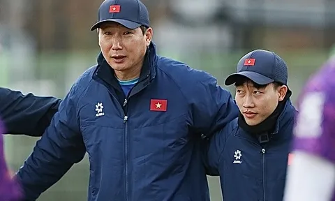 HLV Kim Sang-sik trực tiếp dạy bóng đá cho cầu thủ nhí tại TP.HCM