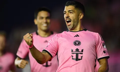 Mỗi lần làm cha, Suarez lại ghi bàn