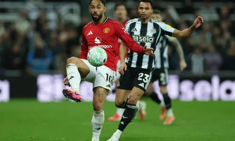 Đội hình mỏng kéo MU trở lại mặt đất