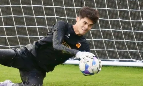 Thủ môn Trung Kiên bất lực trước CLB CA TP.HCM