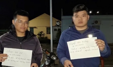 2 đối tượng có hành vi rải khoảng 1.500 tờ rơi cho vay tiền trả góp bị bắt quả tang