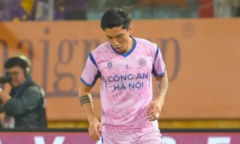 Văn Quyết từ chối bắt tay Văn Hậu sau pha va chạm