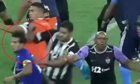 Hulk đấm đối thủ trong trận cầu bạo lực nhất Brazil với 23 thẻ đỏ