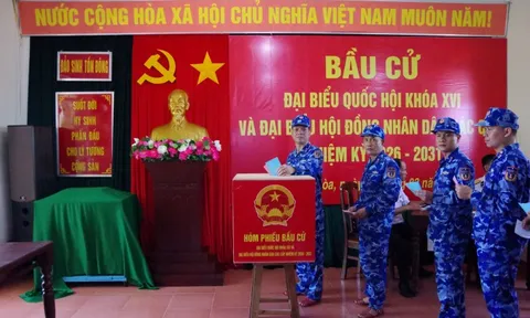 Cán bộ, chiến sĩ Vùng Cảnh sát biển 2 bầu cử sớm tại Đặc khu Trường Sa