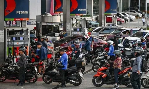 Người dân Philippines đổ xô mua xăng trước đợt tăng giá lớn