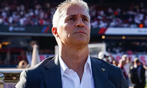 Huyền thoại Argentina bị sa thải