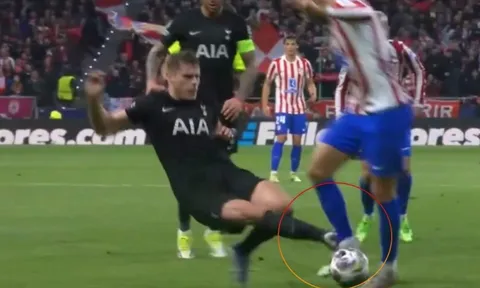 Pha vào bóng kinh hoàng khiến CĐV Tottenham bức xúc