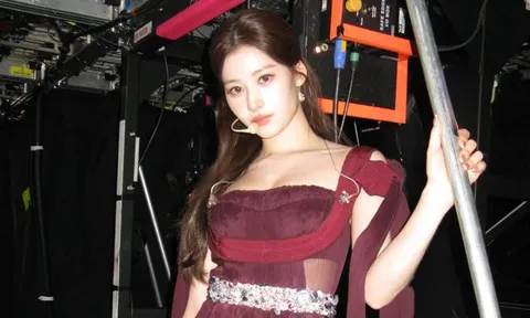 Sana (TWICE) gây chú ý với khoảnh khắc hậu trường quyến rũ
