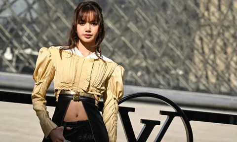 Lisa (BLACKPINK) diện áo độc đáo khoe eo thon tại Tuần lễ thời trang Paris