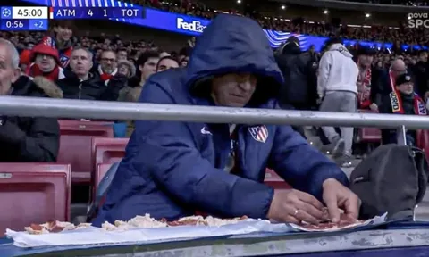 CĐV Atletico ung dung làm bánh mì trên khán đài