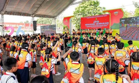 Thông điệp 'Cùng KUN bảo vệ muôn loài' được thiếu nhi toàn quốc hưởng ứng qua màn đồng diễn sân trường