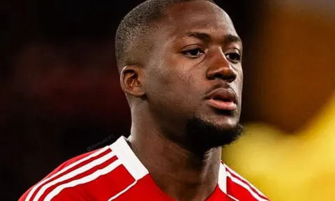 Khoảnh khắc phòng ngự tệ hại của sao Liverpool