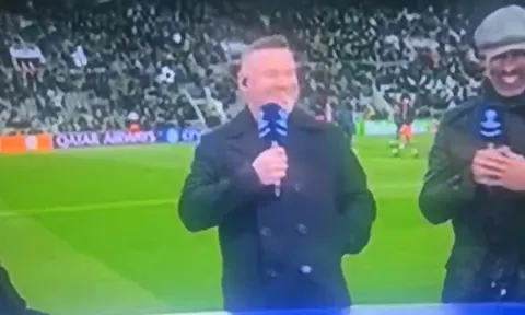 Rooney bật cười khi Liverpool thua trận