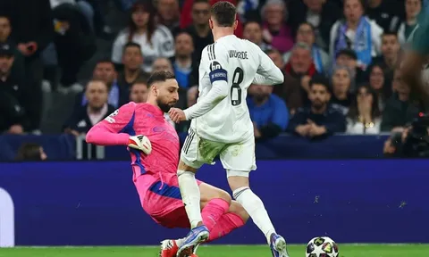 Donnarumma quên dùng tay trong vùng cấm