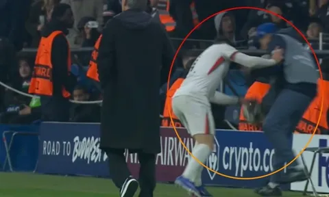 Pedro Neto gây tranh cãi khi đẩy ngã cậu bé nhặt bóng