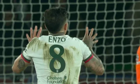 Thủ môn Chelsea gây phẫn nộ