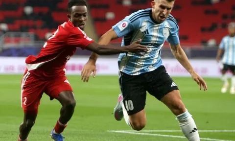 Chiến sự leo thang, Qatar vẫn cho bóng đá trở lại