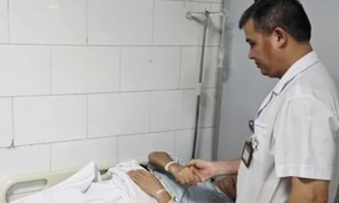 Ăn vài miếng cá chình, nhóm du khách tê buốt toàn thân