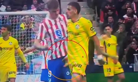 Cựu sao Premier League bị túm vào vùng kín