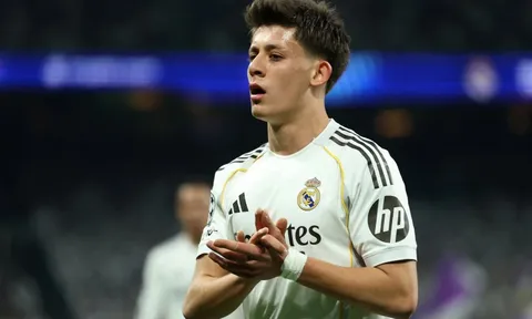 Guler ghi siêu phẩm từ giữa sân