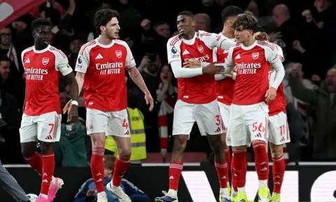 Scholes và Mikel thẳng thừng chê Arsenal