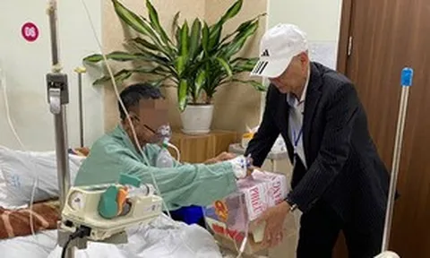 Bệnh nhân vừa truyền hóa chất vừa bỏ phiếu bầu cử tại giường bệnh