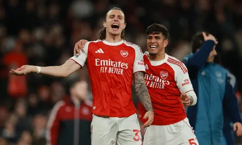 CĐV Arsenal đòi tạc tượng Calafiori sau pha bóng khó tin