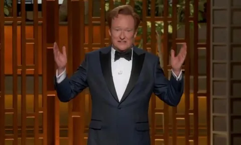 MC Conan O'Brien 'cà khịa' Timothée Chalamet ngay trên sân khấu Oscar 2026