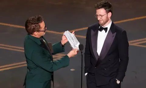 Robert Downey Jr. gây bàn tán vì tặng đồ lót cho đồng nghiệp tại Oscar