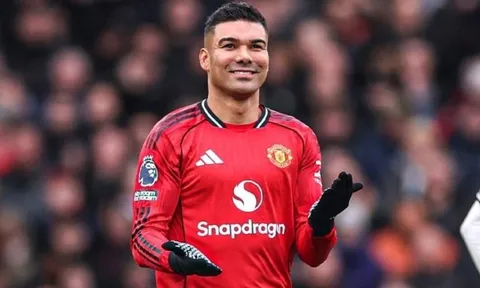 Casemiro ăn mừng gây sốt