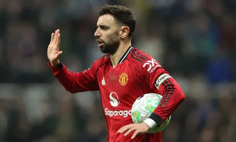 Grealish sửng sốt với Bruno Fernandes